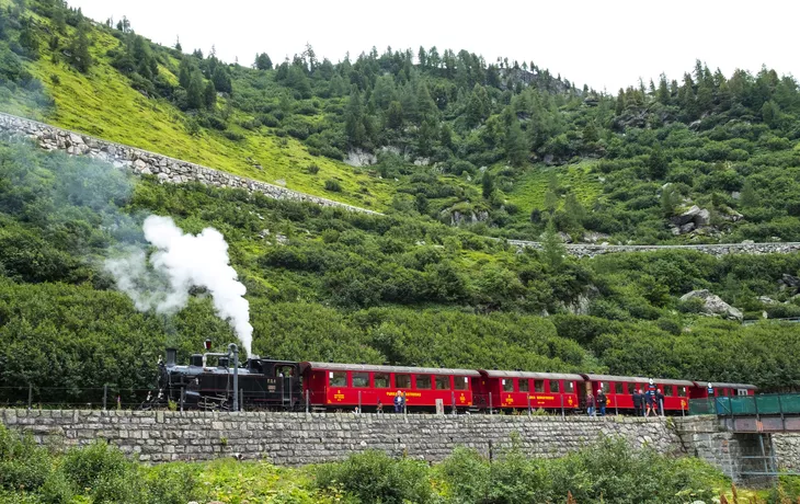 Alter Zug mit Dampflockomotive am Furkapass