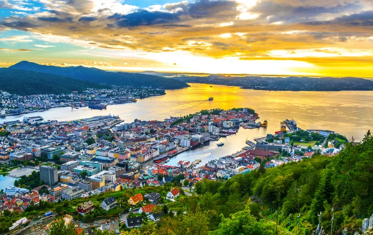 Blick vom Berg Fløyen über die norwegische Stadt Bergen