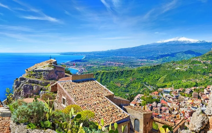 Teatro Antico di Taormina auf Sizilien mit Ätna im Hintergrund, Italien