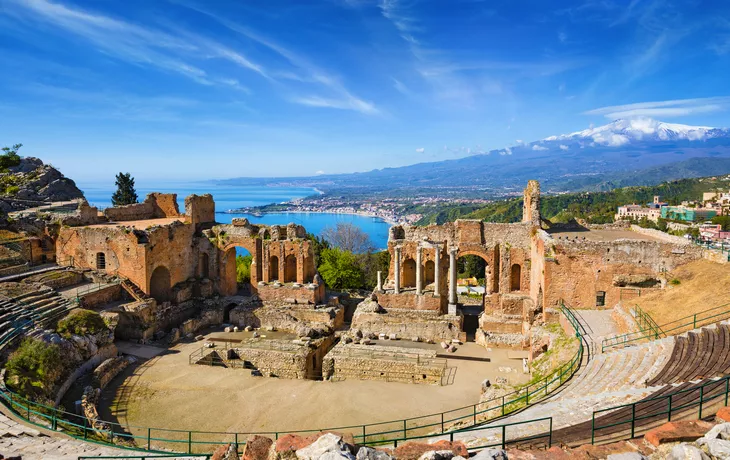 Teatro Antico di Taormina auf Sizilien mit dem Ätna im Hintergrund, Italien