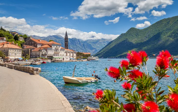 Perast in der Bucht von Kotor im Sommer, Montenegro