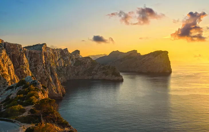 Mallorca - Blick auf die felsige Küste des Tramuntana-Gebirges bei Sonnenuntergang