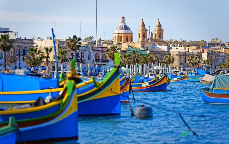 Luzzu verankert im Hafen von Marsaxlokk