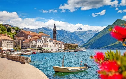 Perast in der Bucht von Kotor im Sommer, Montenegro