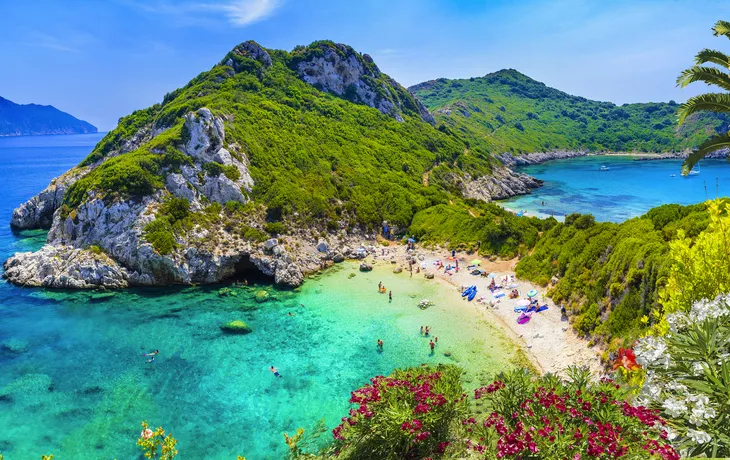 Strand von Porto Timoni in der Bucht Agios Georgios Pagi 