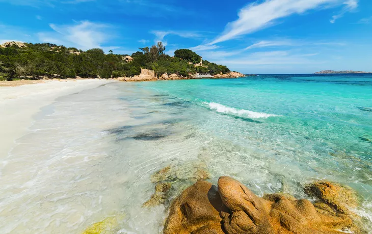 Spiaggia Capriccioli an der Costa Smeralda auf Sardinien, Italien