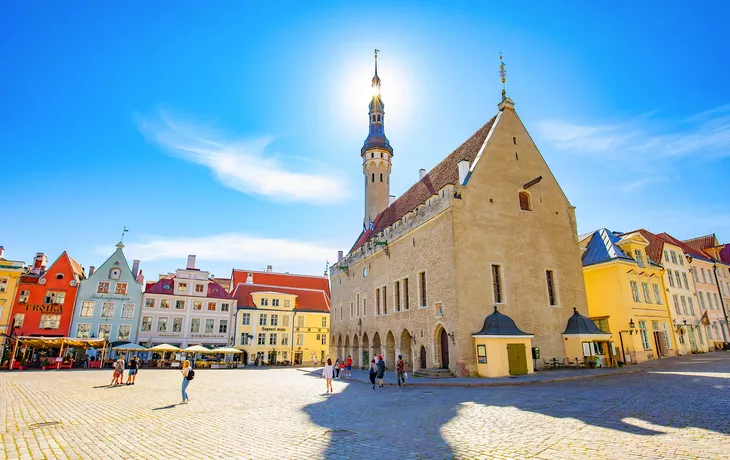 Panoramablick auf den Tallinner Rathausplatz und die Altstadt