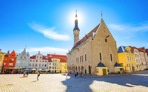 Panoramablick auf den Tallinner Rathausplatz und die Altstadt