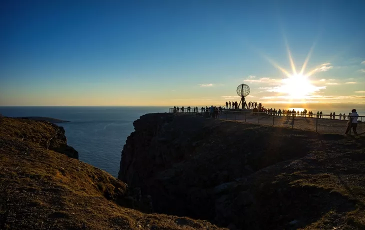 Touristen zur Mitternachtssonne am Nordkap