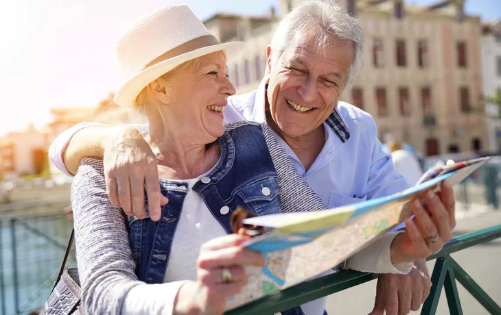 Touristen, die Stadtplan betrachten