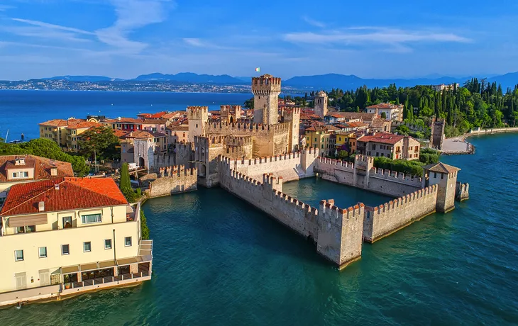 die Burg Rocca Scaligera in Sirmione am Gardasee, Italien