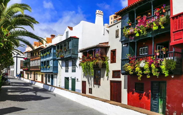 die Hauptstadt Santa Cruz mit bunten Balkonen auf La Palma, Kanarische Inseln