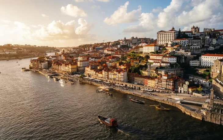 Panoramablick auf die Stadt Porto bei Sonnenuntergang