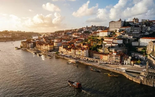 Panoramablick auf die Stadt Porto bei Sonnenuntergang