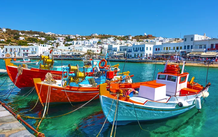 Hafen von Mykonos mit alten Fischerbooten