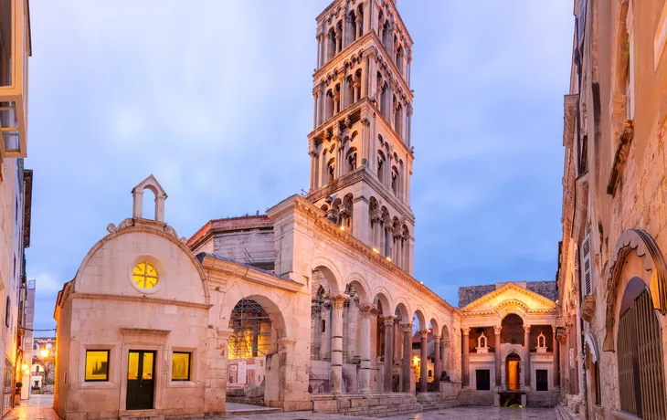 Panoramablick auf die Kathedrale des Heiligen Domnius im Diokletianpalast in der Altstadt von Split