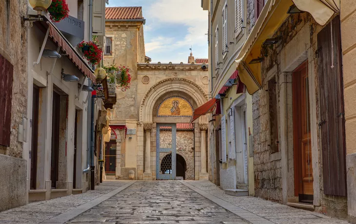 Eingangsportal der Euphrasius-Basilika in Porec, Kroatien