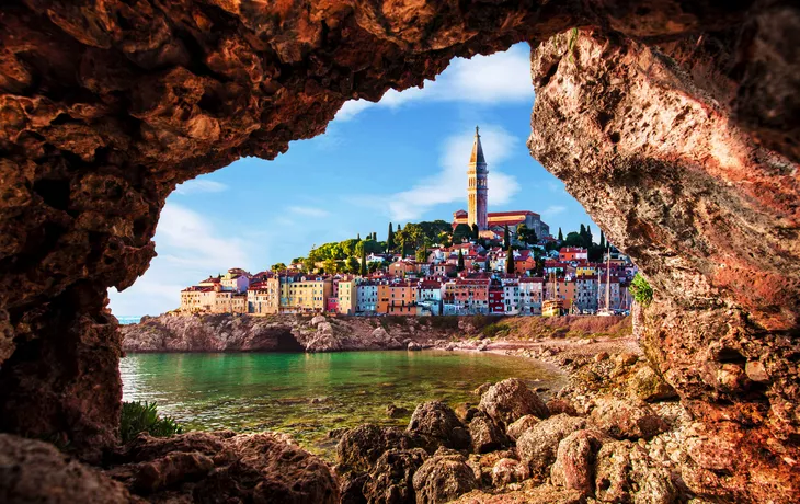 Blick auf Piran durch ein Felsloch