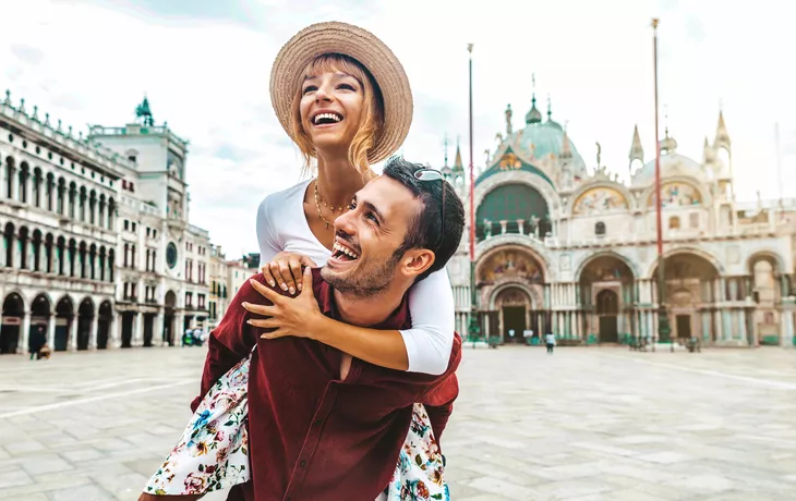 junges Paar genießt Urlaub in Venedig