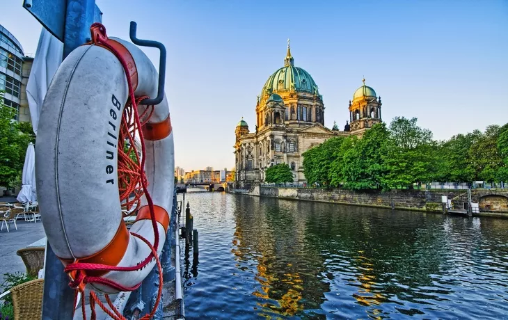 Spreerundfahrt vor dem Berliner Dom, Deutschland