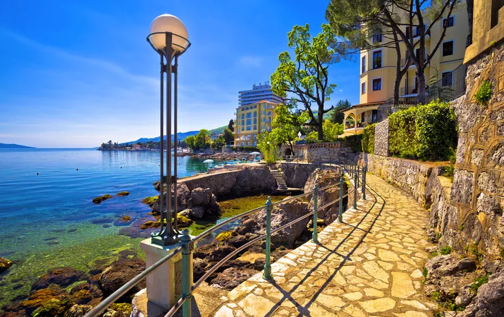 berühmter Gehweg Lungomare in Opatija, Kroatien