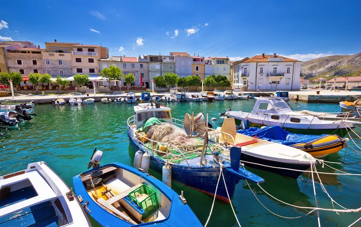 Hafenansicht von Pag, einer kroatischen Insel