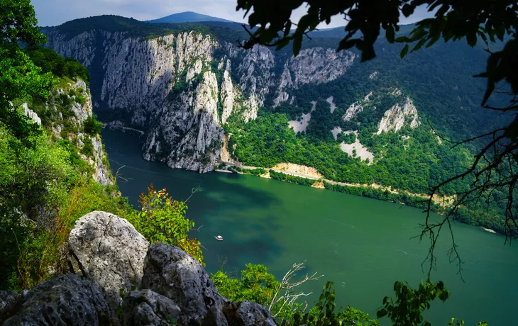 das Eiserne Tor der Donau im Djerdap-Nationalpark: die natürliche Grenze zwischen Serbien und Rumänien