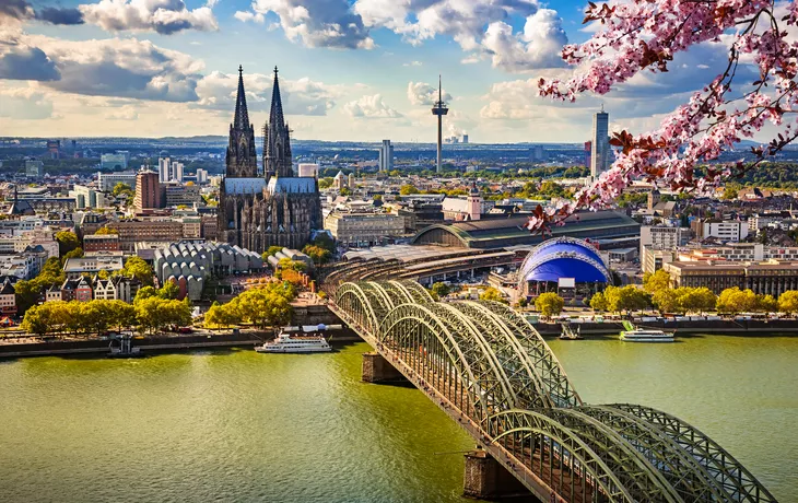 Luftaufnahme von Köln im Frühling