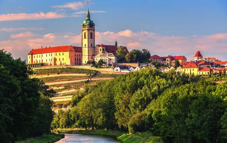 Panorama der historischen Stadt Melnik mit historischer Burg und dem Fluss Moldau