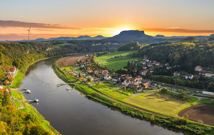 Blick auf das Elbufer in Rathen im Elbsandsteingebirge