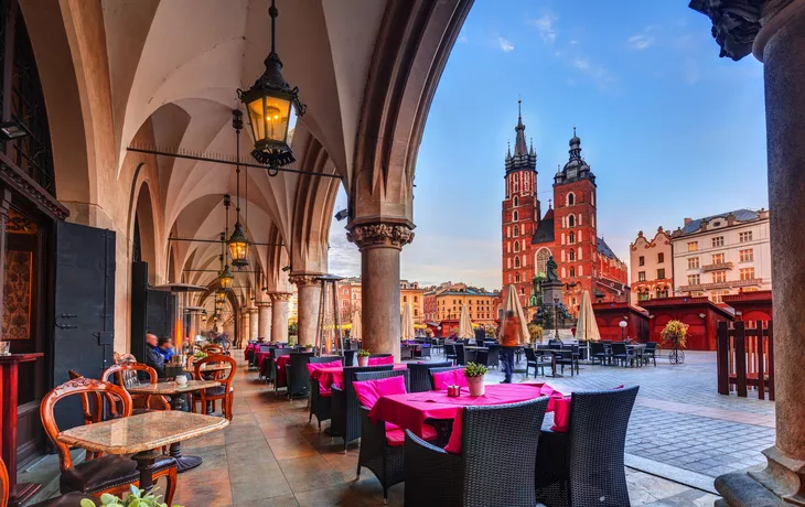 Blick von den Krakauer Tuchhallen auf die Marienkirche