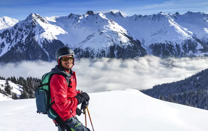 Freerider im Skigebiet vor Bergpanorama