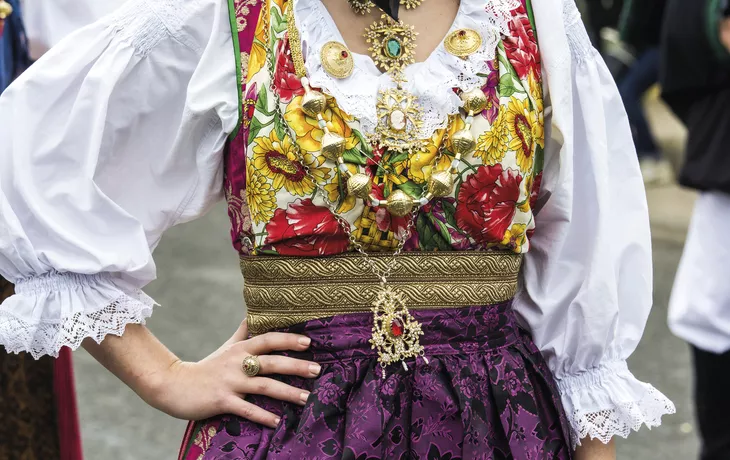 Sardische Tracht mit Schmuck 