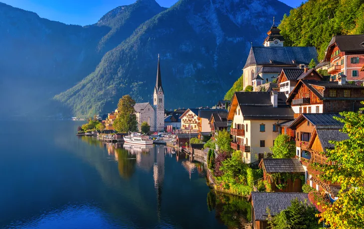 Hallstatt am Westufer des Hallstätter Sees im österreichischen Salzkammergut