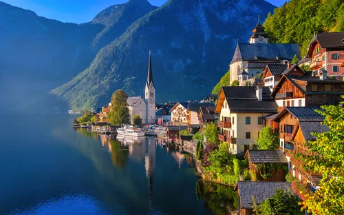 Hallstatt am Westufer des Hallstätter Sees im österreichischen Salzkammergut