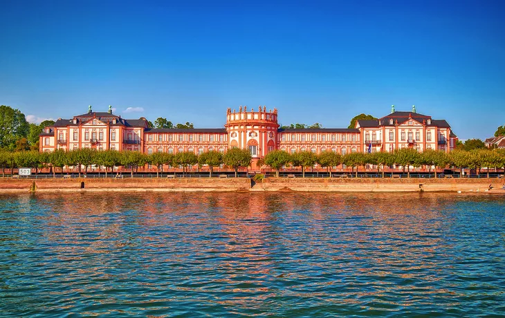 Schloss Biebrich in Landeshauptstadt Wiesbaden am Rhein