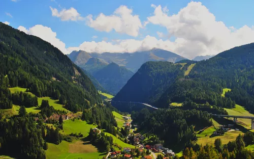 der Brenner verbindet Österreichs Tirol mit Italiens Südtirol