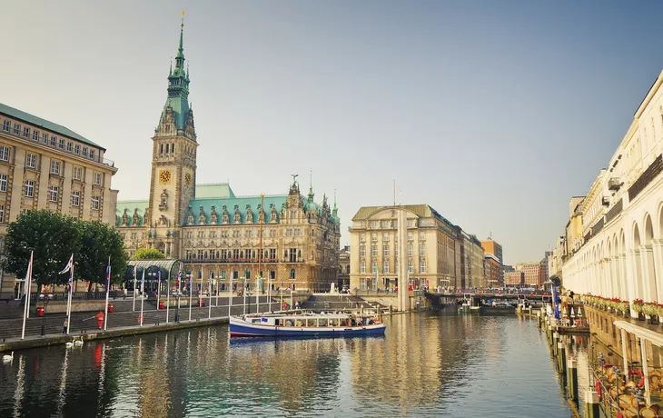 Rathaus und Alsterarkaden in Hamburg