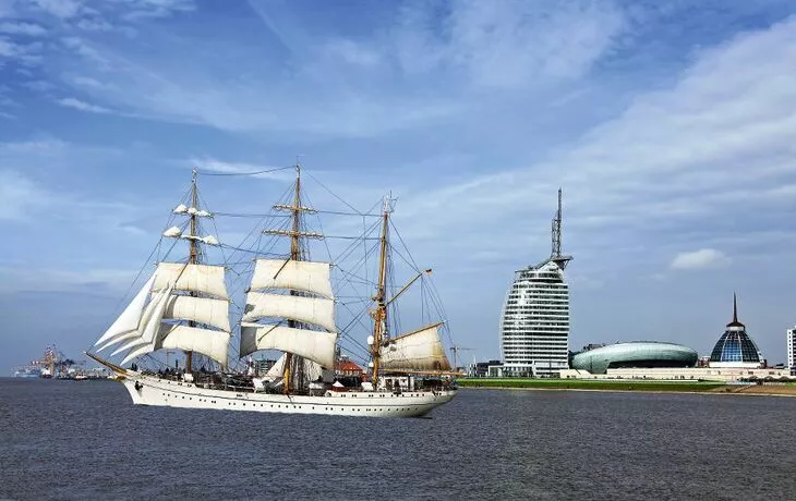 Einlaufparade der Großsegler und Segelschiffe zur SAiL BREMERHAVEN