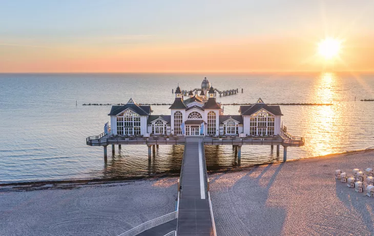 Sonnenaufgang an der Seebrücke in Sellin, Deutschland