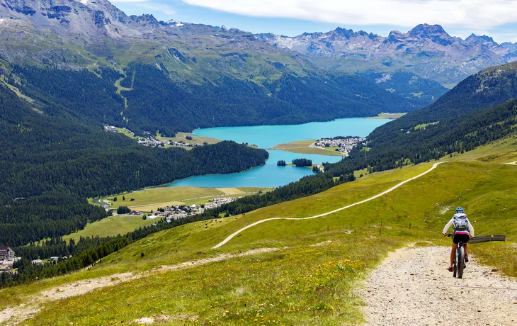 Abfahrt mit dem Mountainbike nach Sankt Moritz in der Schweiz