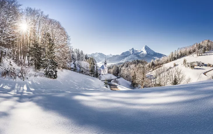 Kirche von Maria Gern mit Watzmann im Winter in Bayern, Deutschland