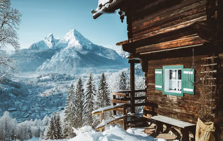 schneebedeckte Hütte in den Alpen