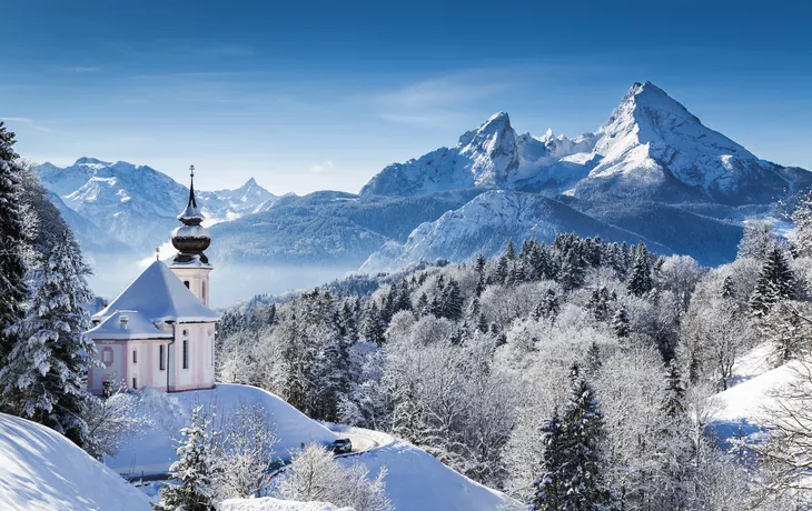 Kirche von Maria Gern mit Watzmann im Winter in Bayern, Deutschland