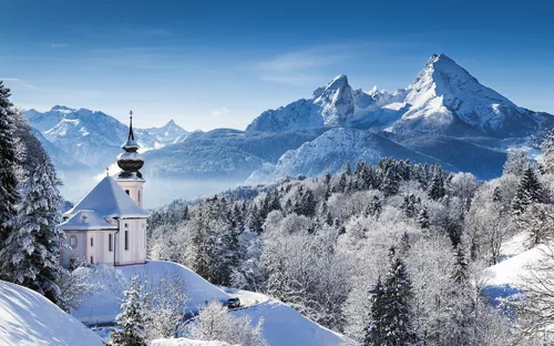 Kirche von Maria Gern mit Watzmann im Winter in Bayern, Deutschland