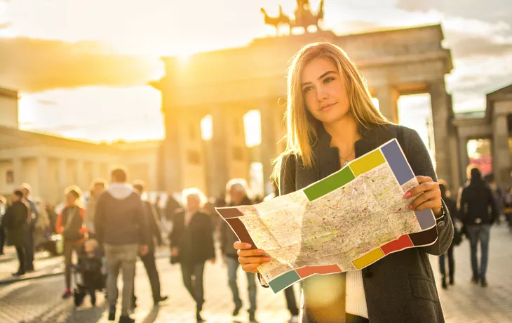 Touristin vor dem Brandenburger Tor in Berlin