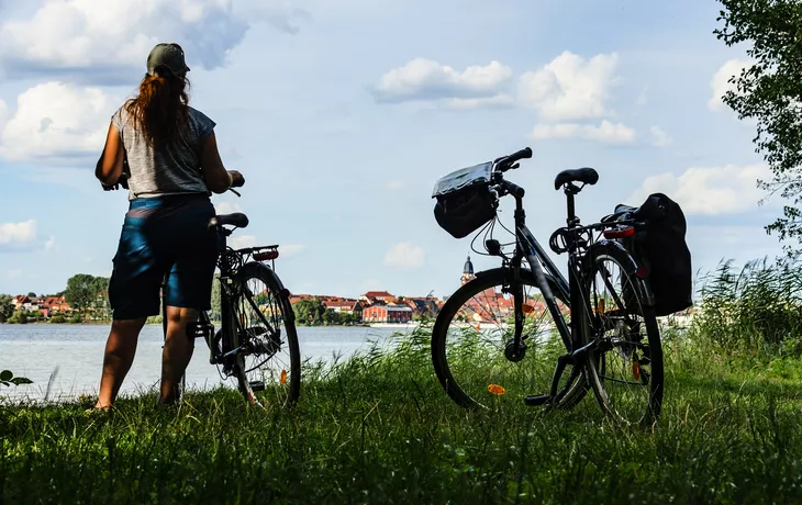 Radfahren an der Müritz mit Blick auf Waren