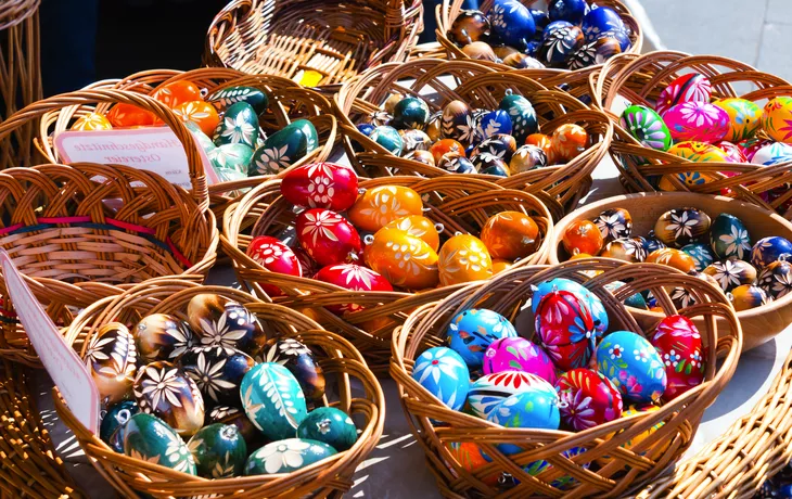 bemalte Ostereier auf dem Ostermarkt