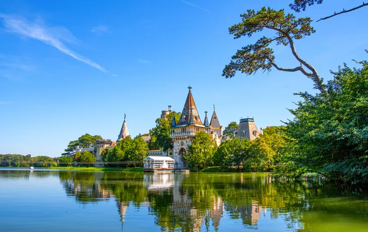 Franzensburg auf einer Insel im Schlosspark von Laxenburg im Süden Wiens, Österreich