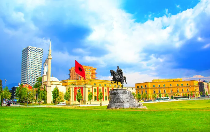 Denkmal für Skanderbeg auf dem Skanderbeg-Platz im Zentrum von Tirana